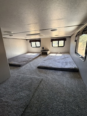 Room - Destination Trailer on a 100 acre working Cattle Ranch with all comforts of home (Coulterville)