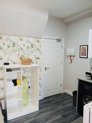 A laundry room with a washing machine, a drying rack, and a white door. - #43 Digbeth Private Studio Apart (West Midlands)