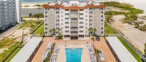 Un hotel con piscina, acceso a la playa y vistas al océano.