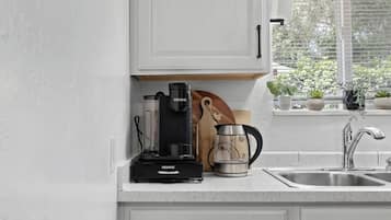 Coffee/tea maker, fridge, microwave, oven