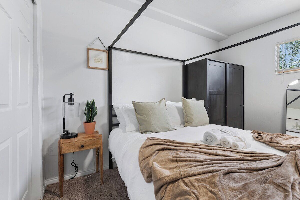 In-room safe, iron/ironing board, WiFi, bed sheets