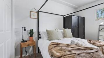 In-room safe, iron/ironing board, WiFi, bed sheets