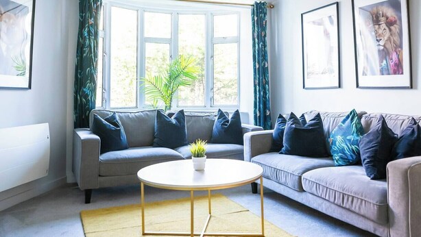 A living room with two sofas, a coffee table, and a potted plant. - #137 StylishApart BournemouthBeach&Pier| for 10 (Bournemouth)