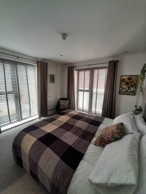 A bedroom with a large bed, curtains, a window, and a ceiling light. - #140 CosyFlat near Gas Street Basin&The Cube|for 5 (West Midlands)