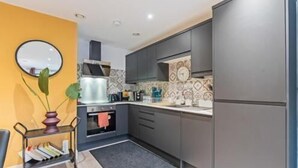 Geladeira, micro-ondas, fogão, cooktop