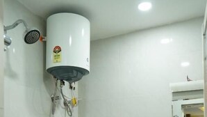 Uma casa de banho com sanita, lavatório e chuveiro.