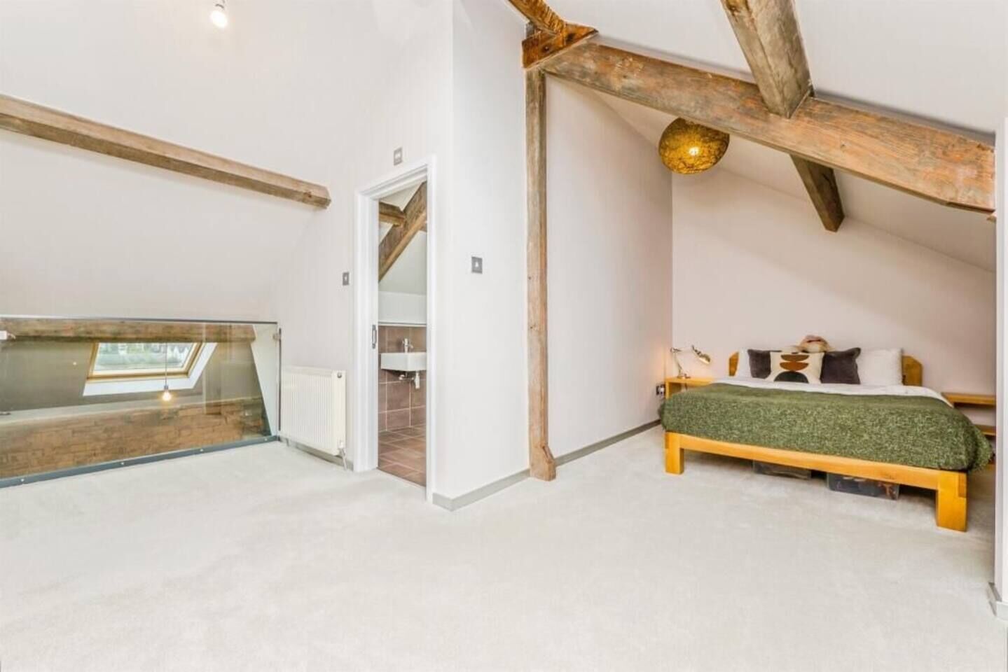 Desk, iron/ironing board, WiFi, bed sheets
