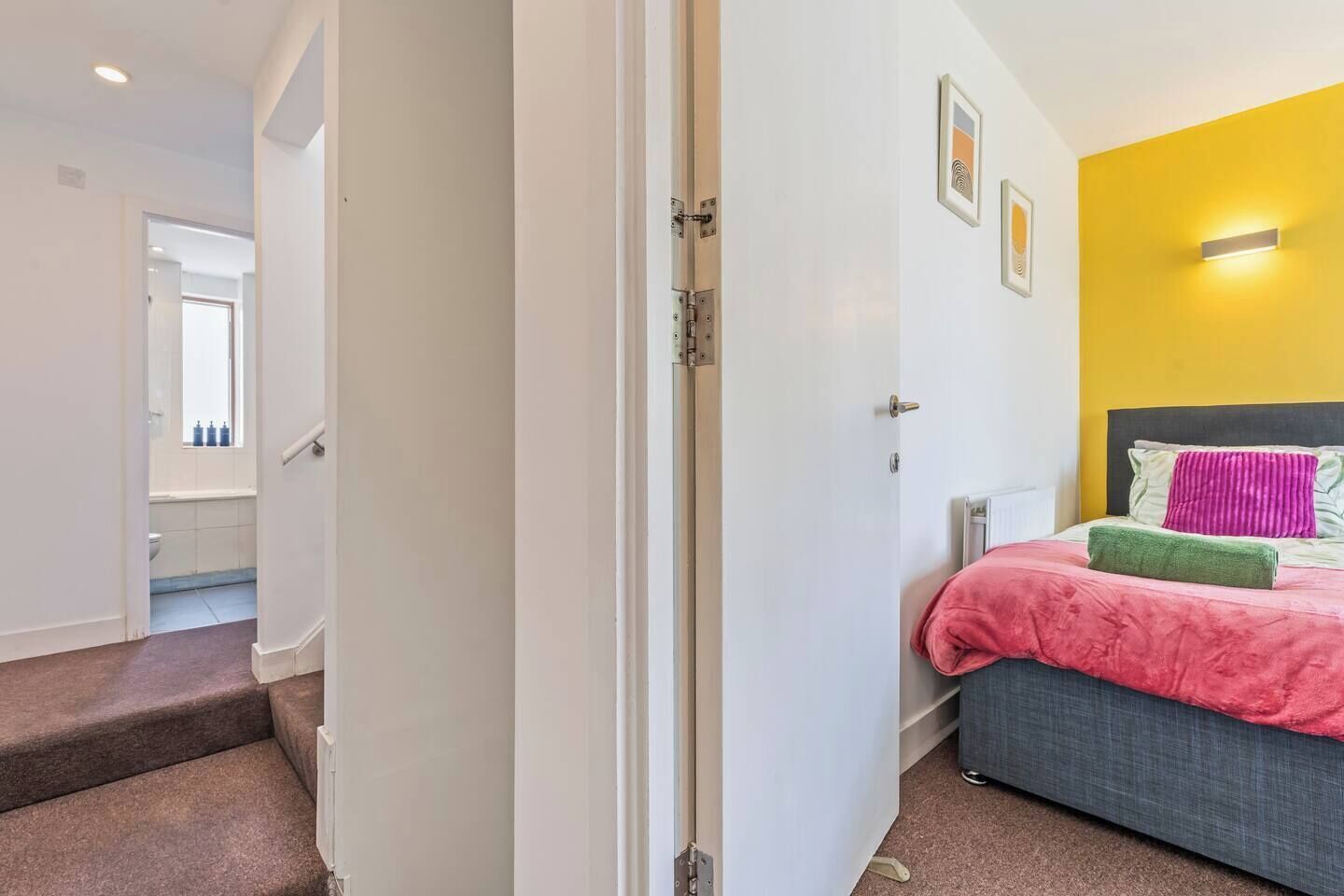 Een bureau, een strijkplank/strijkijzer, wifi, beddengoed