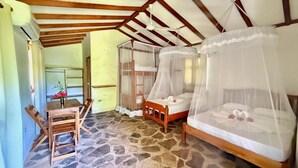 Bungalow familial, balcon, vue sur le jardin | Terrasse/patio