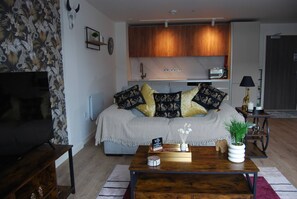 A living room with a sofa, coffee table, and a television. - #146 Urban Stay at Sapphire Court - Sleeps 6 (West Midlands)