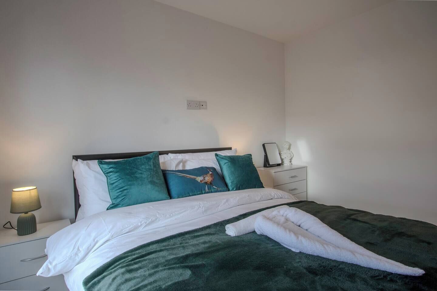 Tabla de planchar con plancha, wifi, ropa de cama