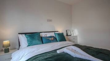 Tabla de planchar con plancha, wifi, ropa de cama
