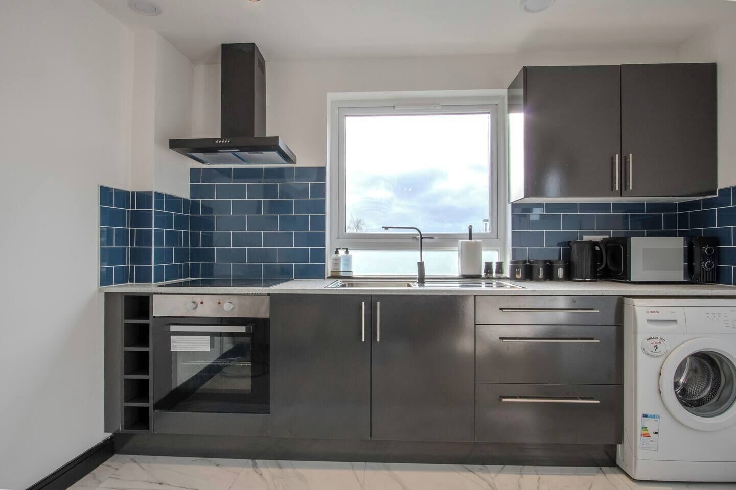Frigorífico, microondas, horno y placa de cocina