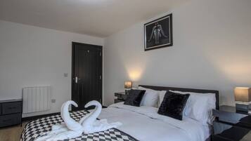 Tabla de planchar con plancha, wifi, ropa de cama