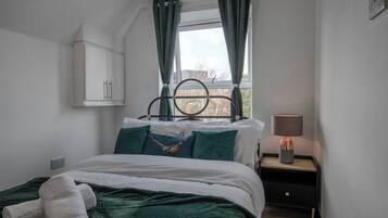 Desk, iron/ironing board, WiFi, bed sheets