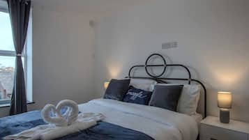 Desk, iron/ironing board, WiFi, bed sheets