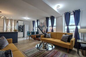 TV - #174 Bright Flat | Chaplin House | Sleep 3-6 (Warrington)