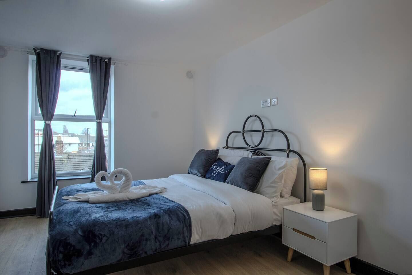 Desk, iron/ironing board, WiFi, bed sheets
