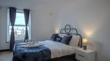 Desk, iron/ironing board, WiFi, bed sheets
