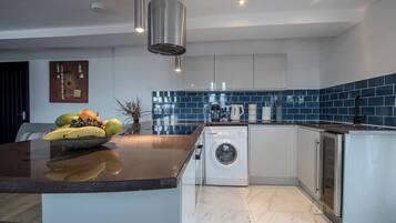 Coffee/tea maker, fridge, microwave, oven