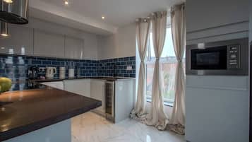 Coffee/tea maker, fridge, microwave, oven