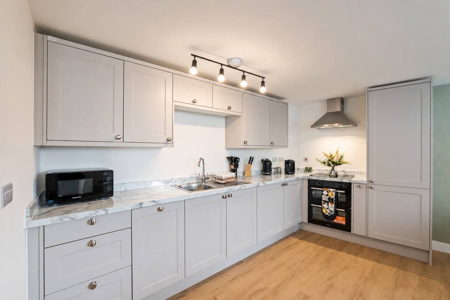 Coffee/tea maker, fridge, microwave, oven