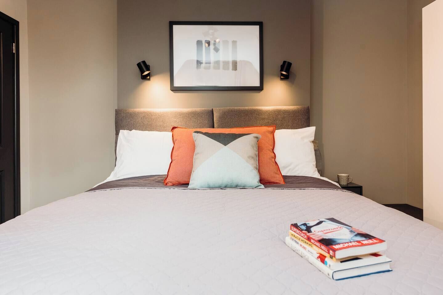 Desk, iron/ironing board, WiFi, bed sheets
