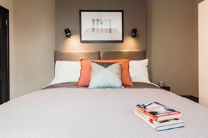 Escritorio, tabla de planchar con plancha, wifi y ropa de cama