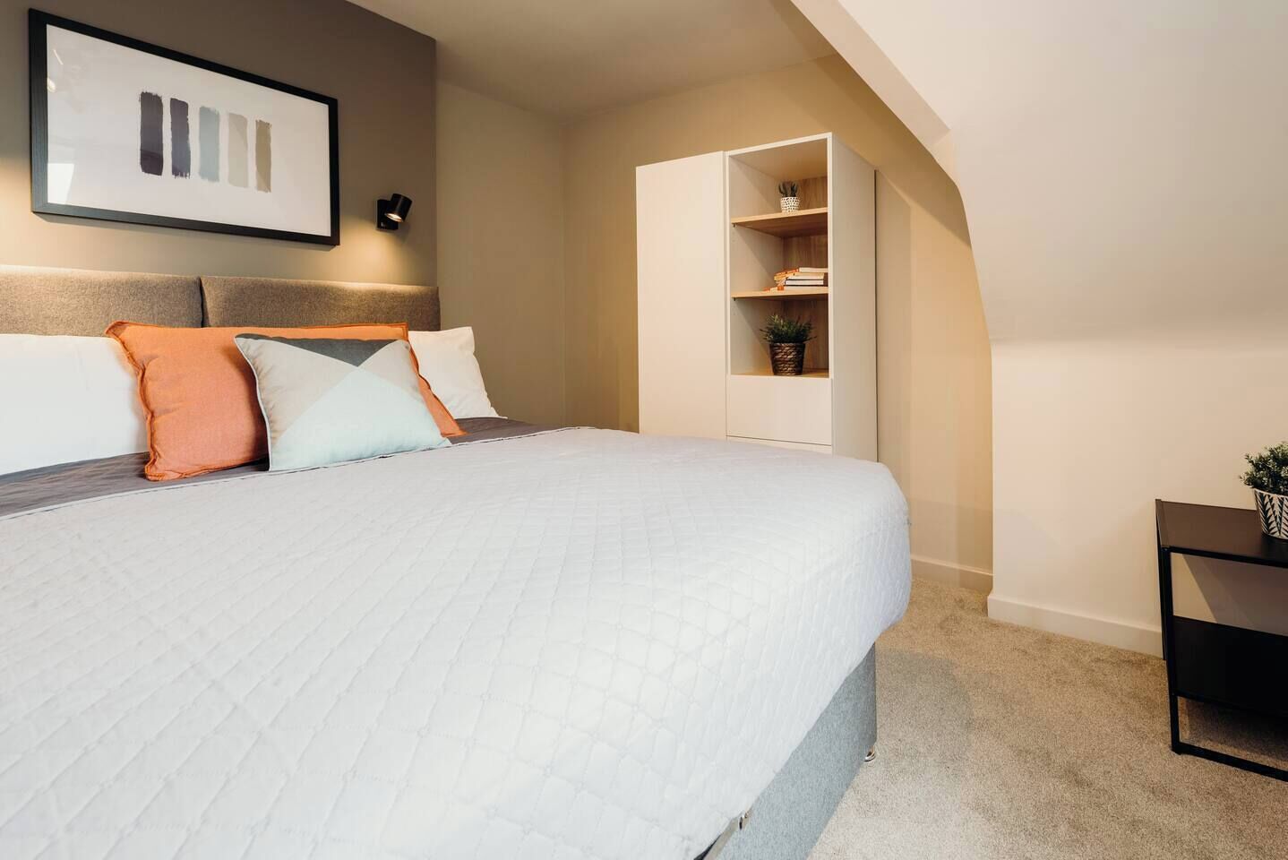 Desk, iron/ironing board, WiFi, bed sheets