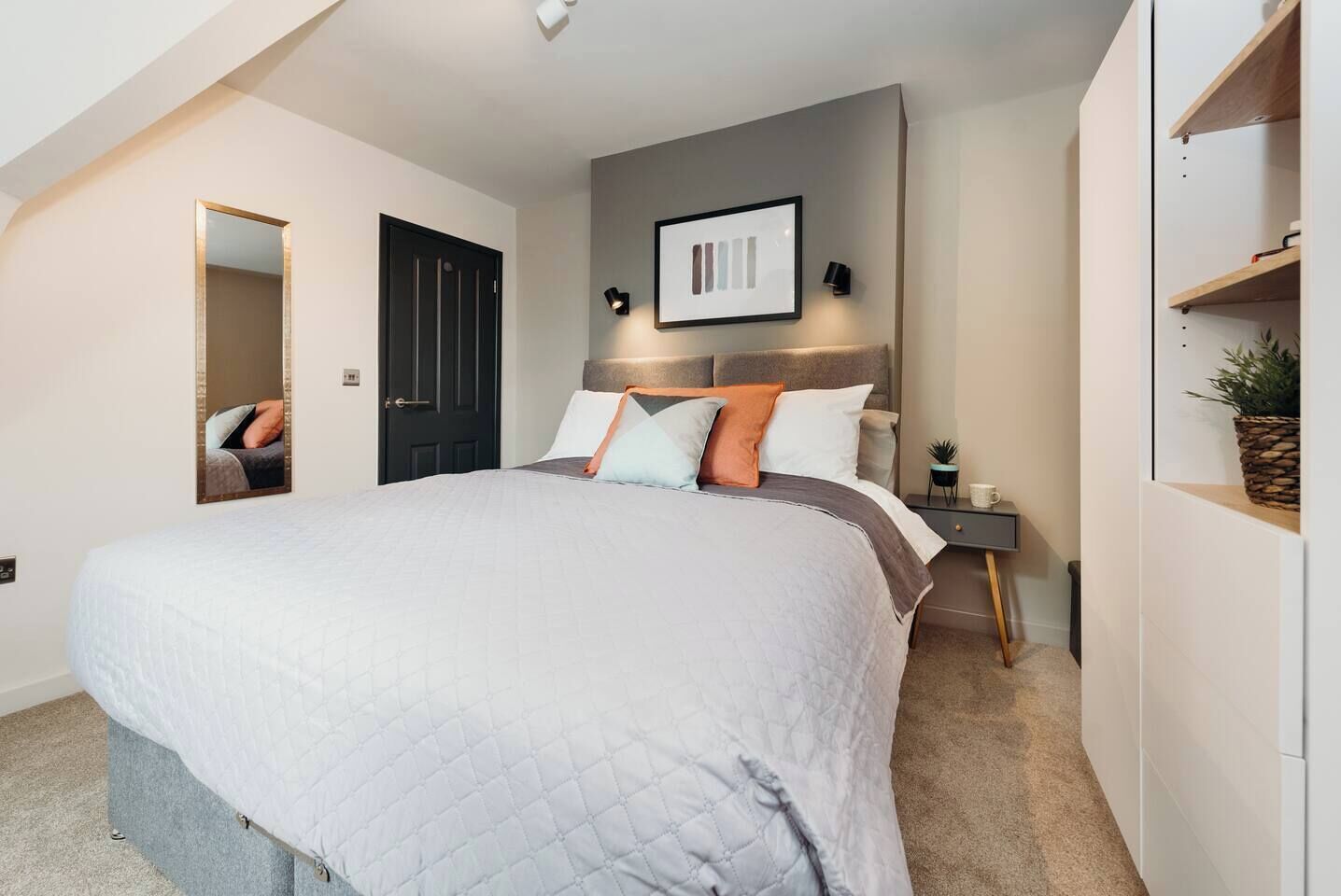Desk, iron/ironing board, WiFi, bed sheets