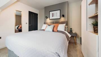 Desk, iron/ironing board, WiFi, bed sheets