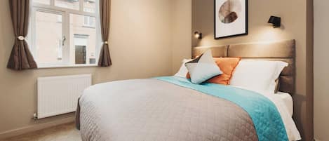 Desk, iron/ironing board, WiFi, bed sheets