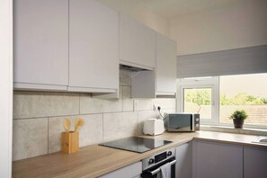 Private kitchen - #34 Two bed apt Private Parking Stylish & homely (Two Gates)