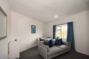 Living area - #34 Two bed apt Private Parking Stylish & homely (Two Gates)