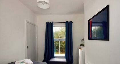 #34 Two bed apt Private Parking Stylish & homely