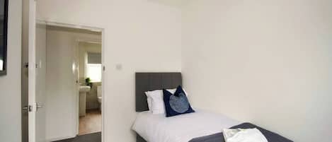 2 bedrooms, desk, iron/ironing board, WiFi