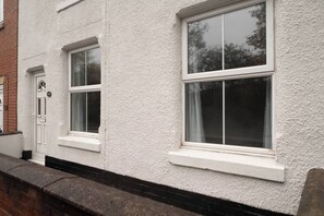 Exterior detail - #34 Two bed apt Private Parking Stylish & homely (Two Gates)