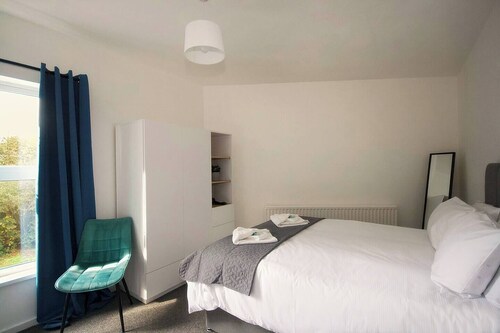 #34 Two bed apt Private Parking Stylish & homely