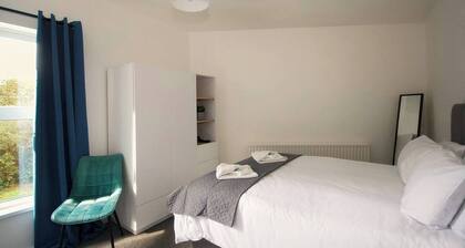 #34 Two bed apt Private Parking Stylish & homely