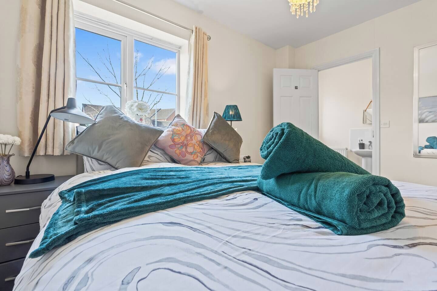 3 bedrooms, desk, iron/ironing board, travel crib