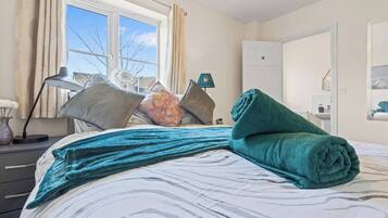 3 bedrooms, desk, iron/ironing board, travel crib