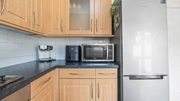 Coffee/tea maker, fridge, microwave, oven