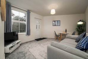 Living area - #33 Beautiful 2 bed apt Tamworth Private Parking (Two Gates)