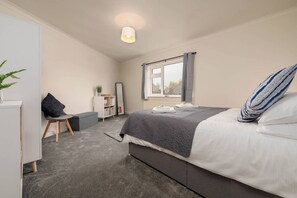 Room - #33 Beautiful 2 bed apt Tamworth Private Parking (Two Gates)