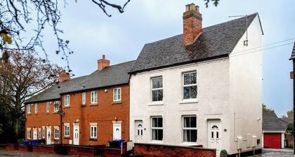 #33 Beautiful 2 bed apt Tamworth Private Parking