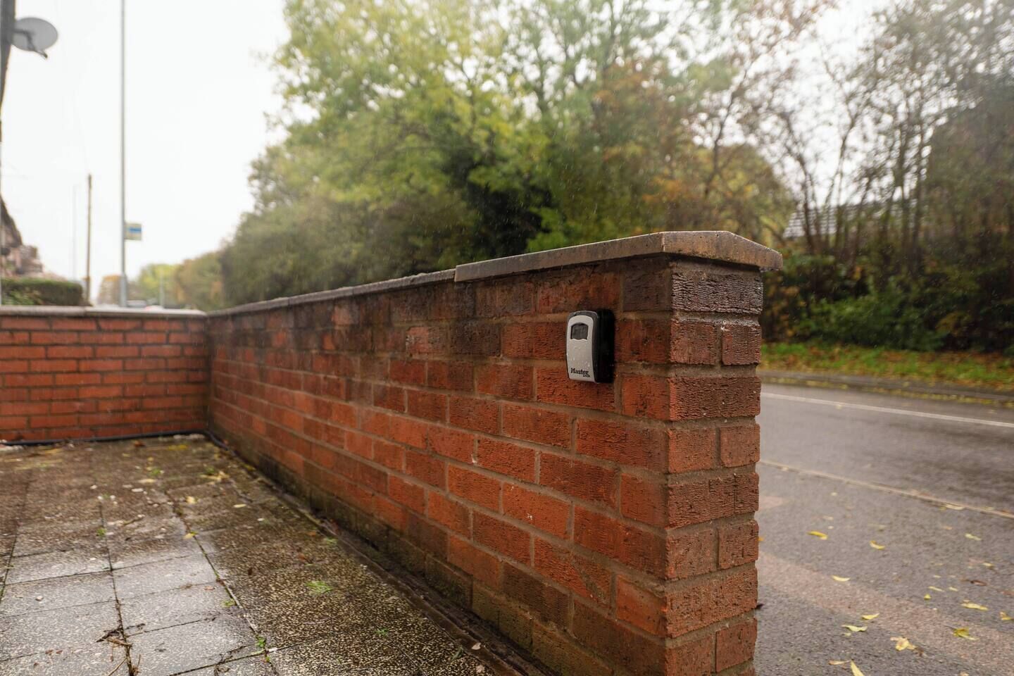 Eine Ziegelwand mit angebrachtem Sicherheitssystem.