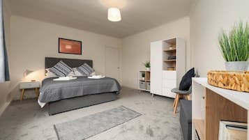 2 bedrooms, desk, iron/ironing board, WiFi