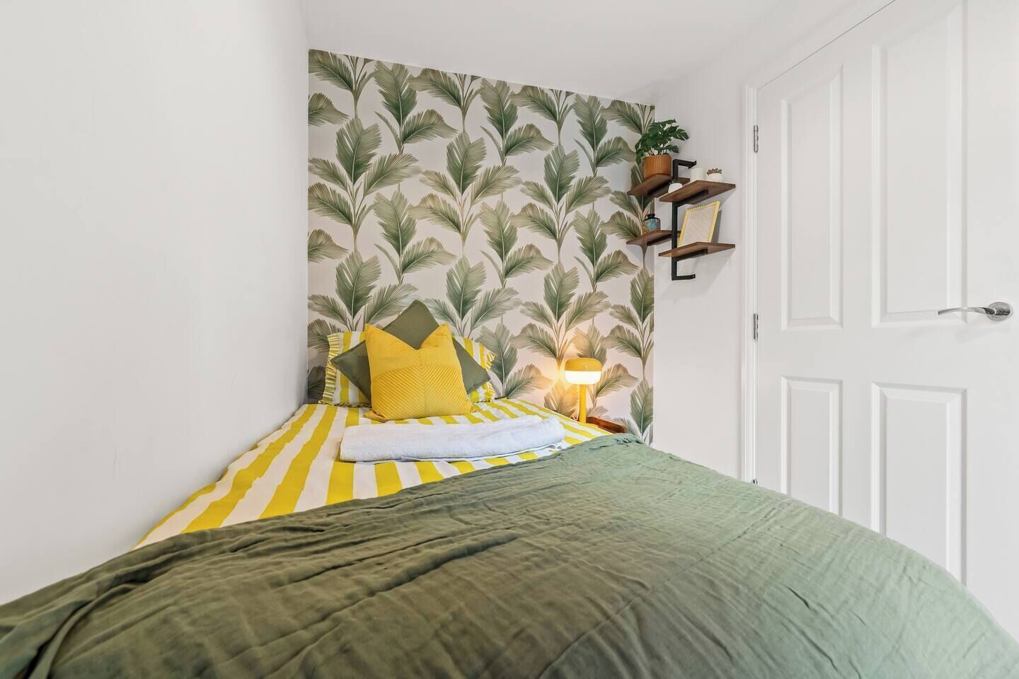 Desk, iron/ironing board, WiFi, bed sheets