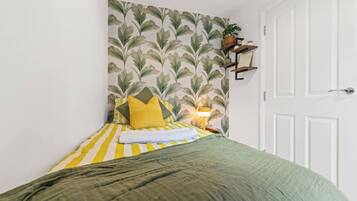 Desk, iron/ironing board, WiFi, bed sheets