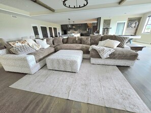 Living area - Private Spacious 20 Acre Luxury Estate with Wellness Room close to River Towns (Beldenville)
